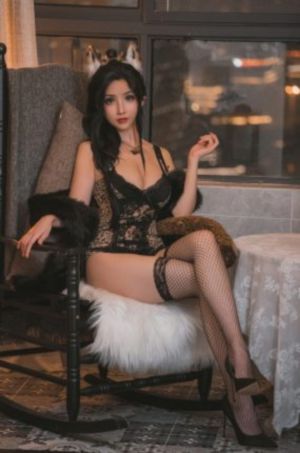 总裁开会躲在桌下含巨大高h